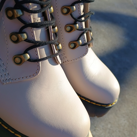 💣 Ah-MaZiNG 💣 Dr. Martens, NWOT, Sz. 9, "Leona" lace-up leather boots, Docs - Picture 12 of 16